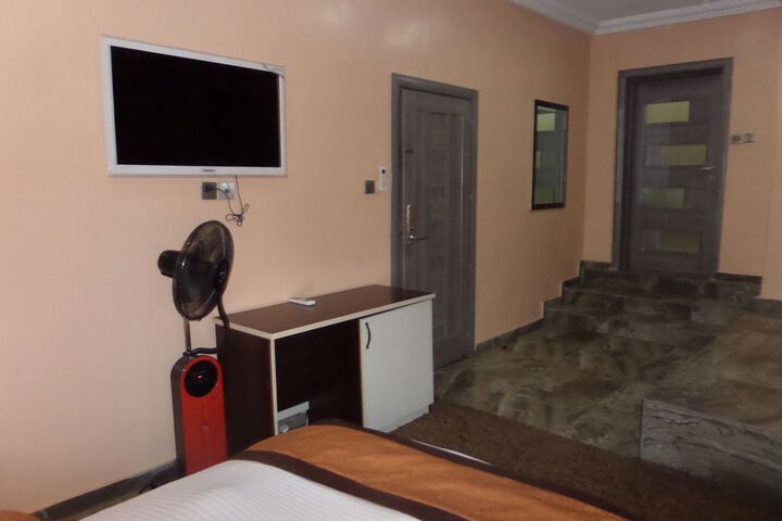Room 11 of 24
