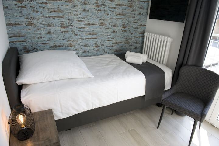 Room 6 of 16