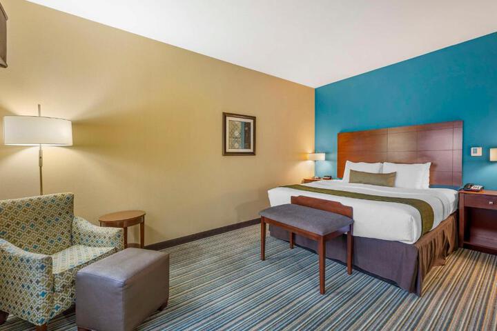 1 King Bed Microwave and Refrigerator 39 Inch Led Television High Speed Internet Full Breakfast (6 of 20)