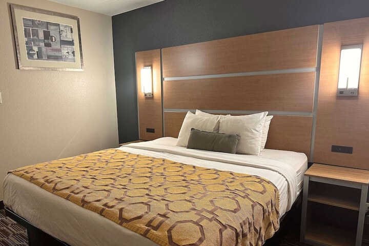 1 King Bed (1 of 32)
