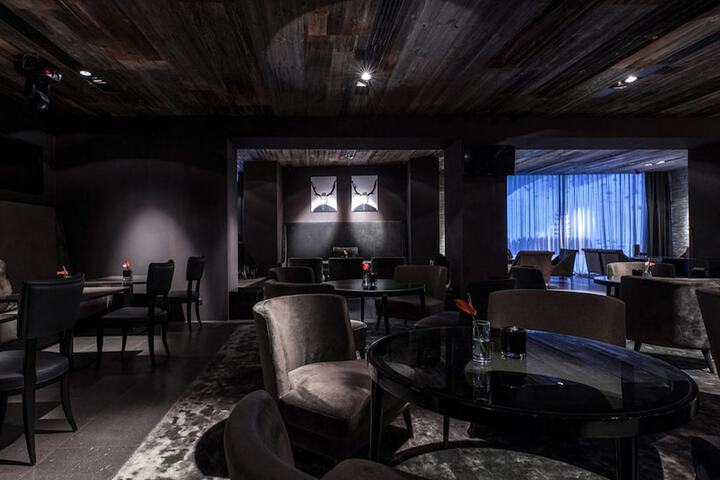 Lounge 112 of 126