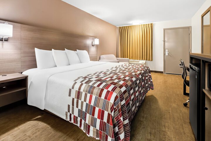 Deluxe King Bed (2 of 12)