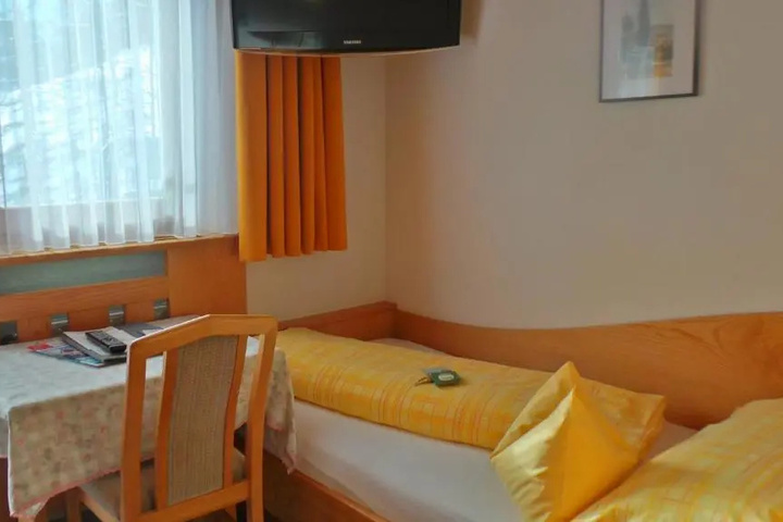 Room 5 of 14