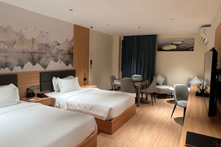Room 5 of 8