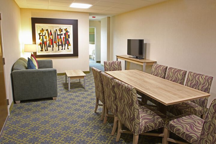 Room 5 of 76