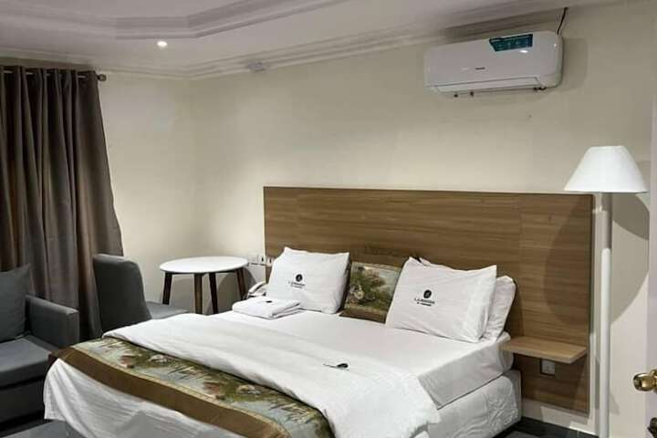 Room 6 of 18