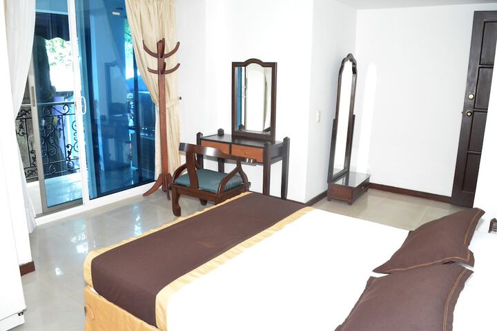 Room 5 of 17