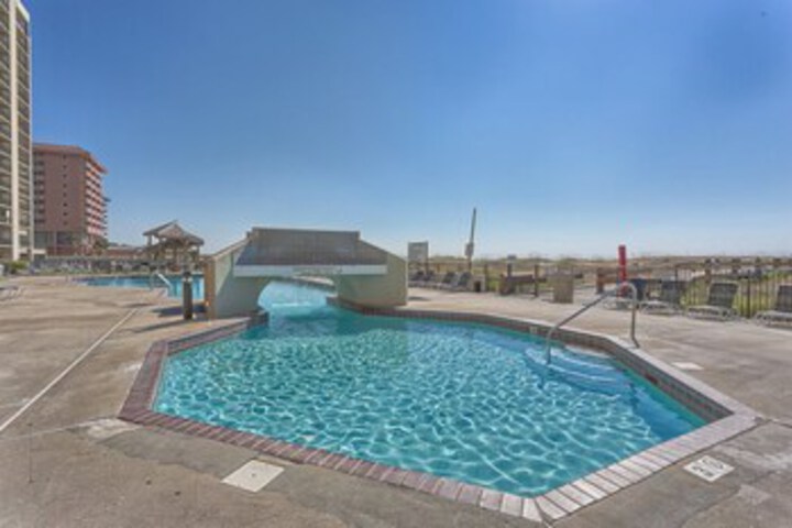 Pool 21 of 39