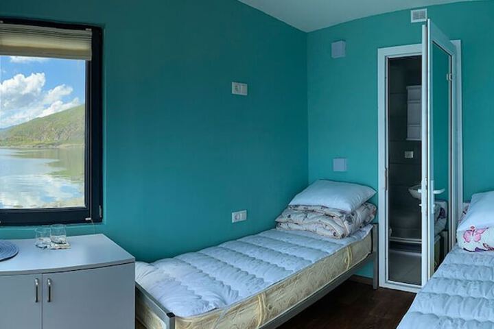 Room 9 of 28