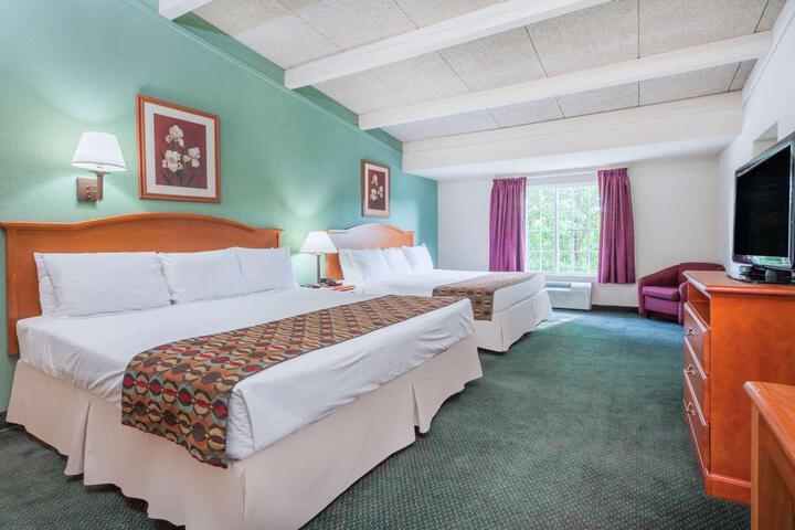 1 King Bed (2 of 14)