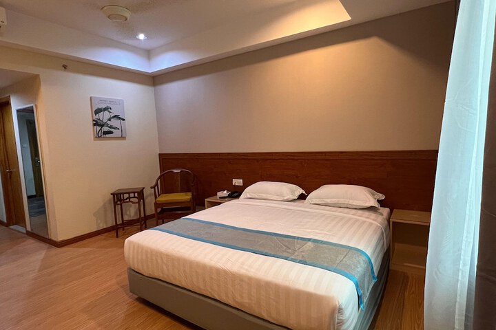 Room 7 of 8