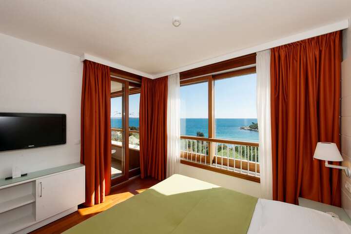 Room 3 of 63