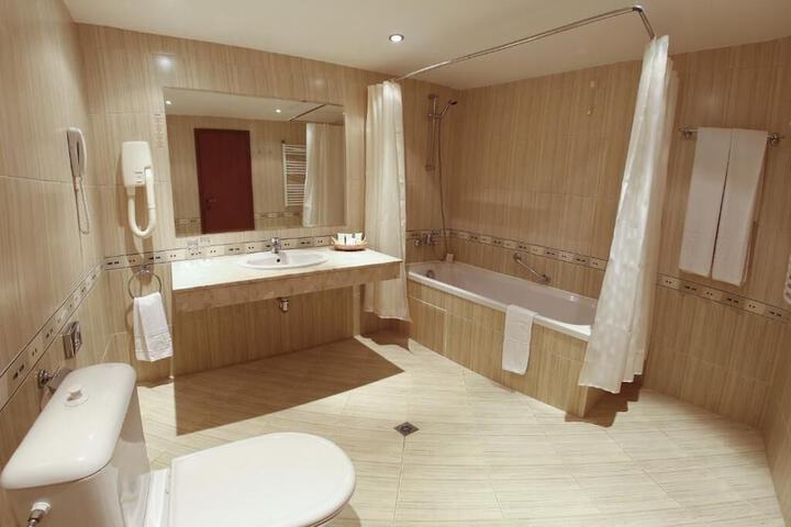 Room 16 of 40
