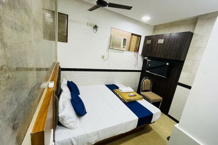 Room 9 of 14