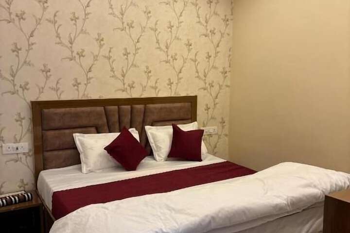Room 4 of 9