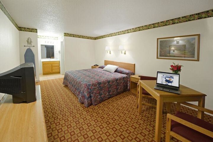 1 King Bed (4 of 4)