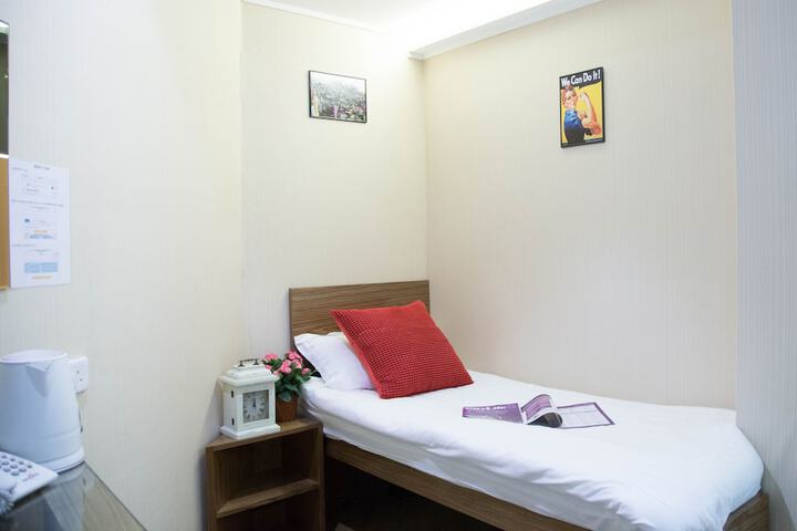 Room 7 of 42