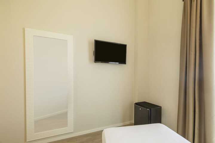 Room 27 of 128