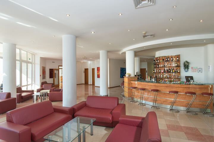 Lounge 20 of 23