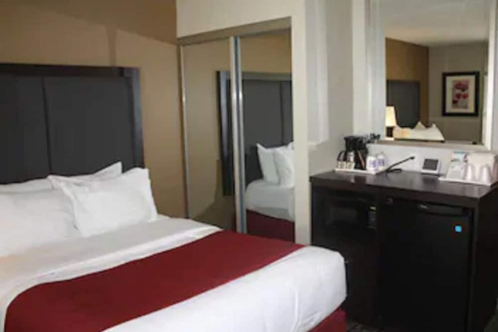1 Queen Bed (4 of 19)