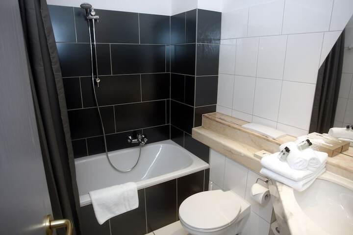 Room 15 of 28