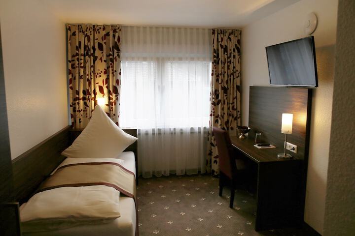 Room 4 of 65