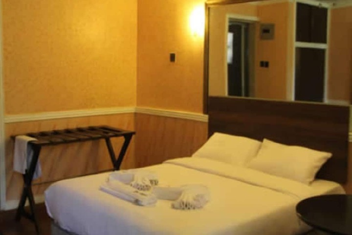 Room 4 of 15