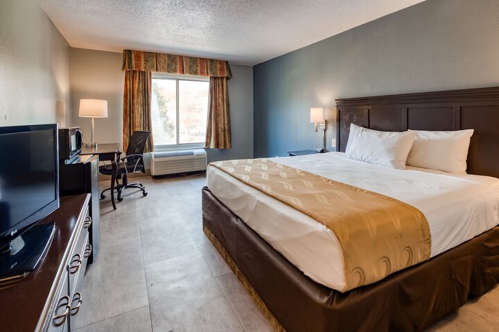 1 King Bed High Speed Internet Accessible Microwave, Refrigerator Work Desk Continental Breakfast (12 of 12)