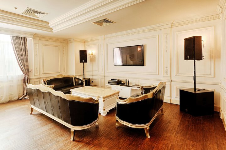 Lounge 114 of 137