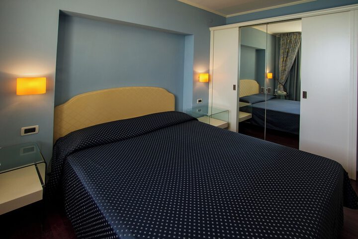Room 10 of 28