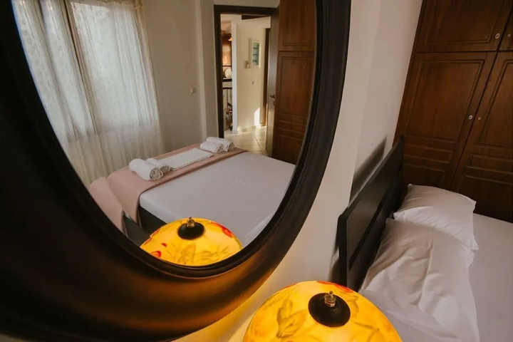 Room 4 of 18