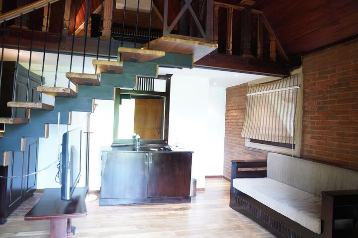 Lounge 40 of 85