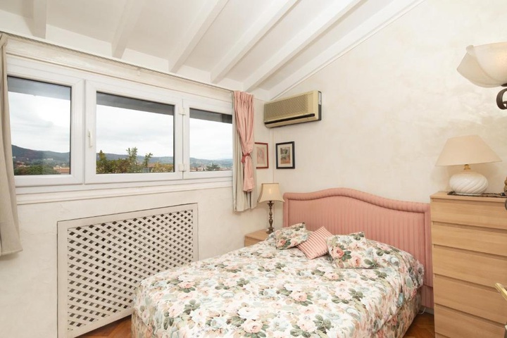 Room 4 of 17