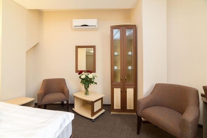 Room 5 of 11