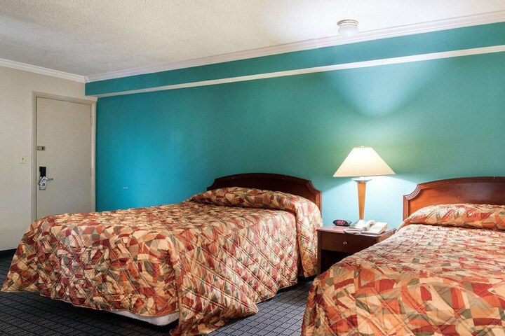 Room 11 of 32