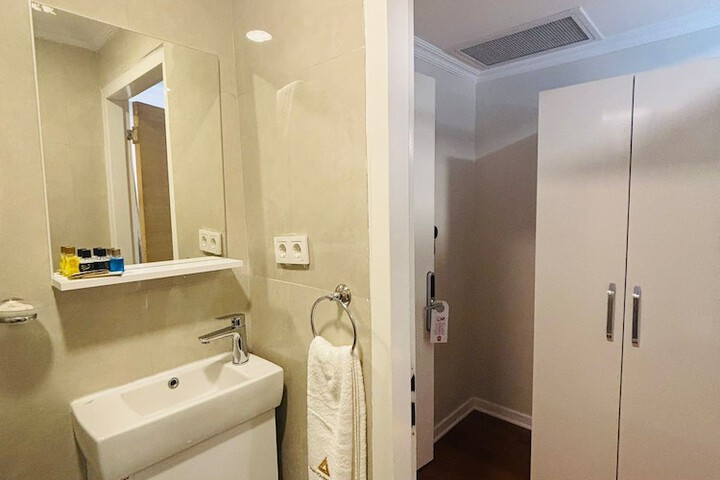 Room 12 of 68
