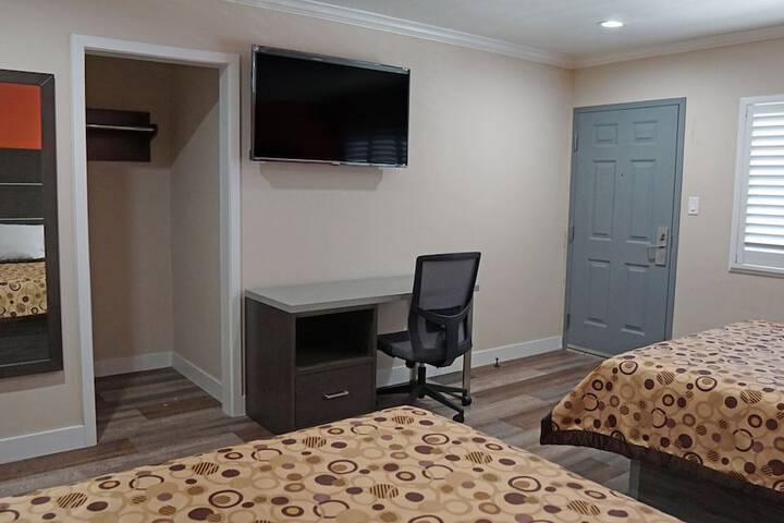 2 Queen Beds (6 of 17)