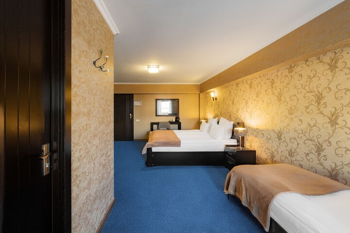 Room 12 of 104