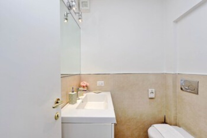 Room 4 of 32