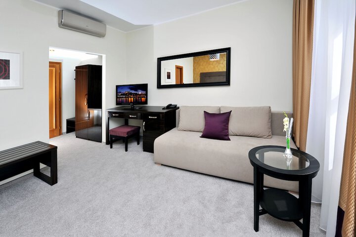Room 11 of 38