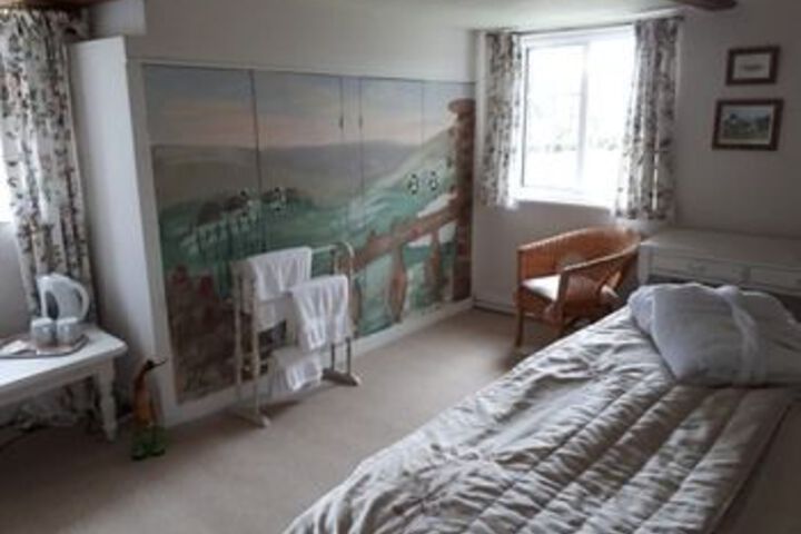 Room 5 of 16