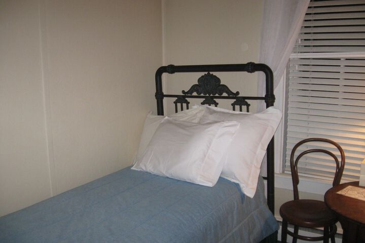 Room 6 of 16