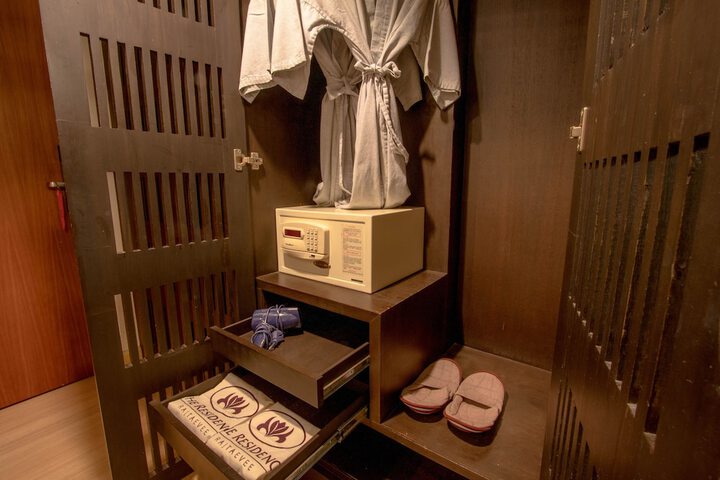 Room 27 of 48