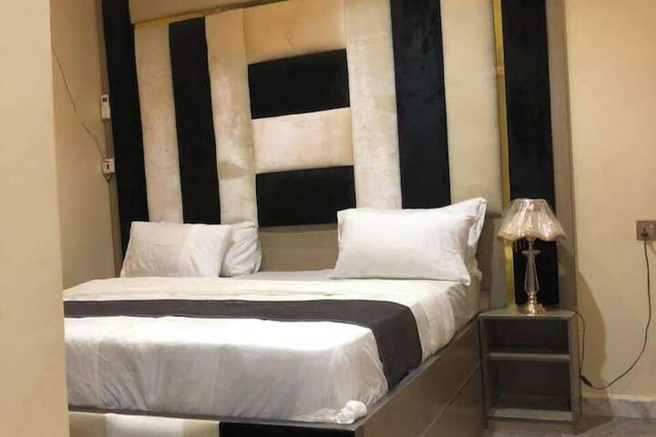 Room 4 of 25