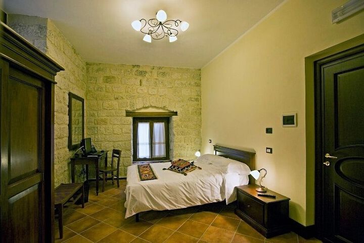 Room 17 of 34