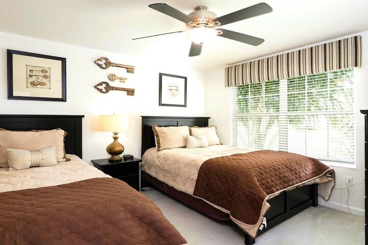 Room 6 of 710