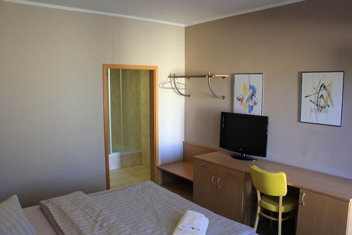 Room 6 of 42