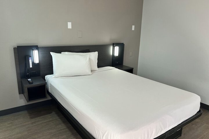 1 Queen Bed (1 of 14)