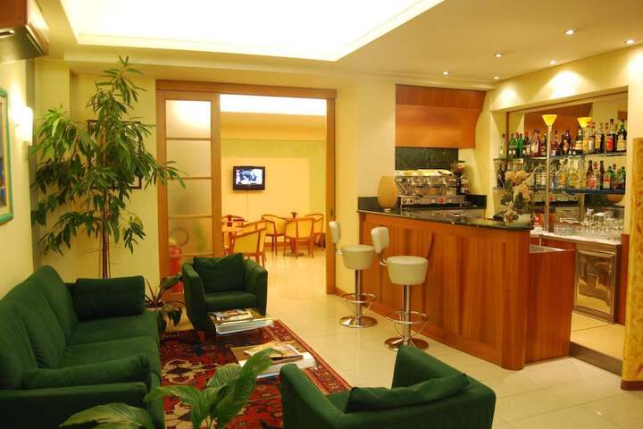 Lounge 56 of 68