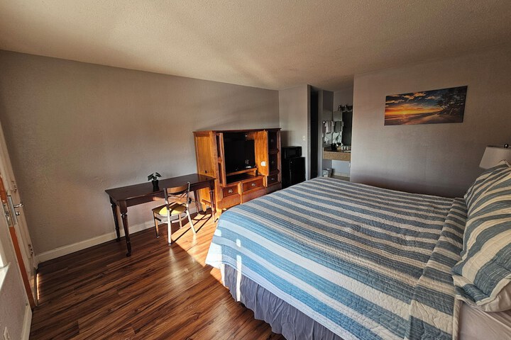 Deluxe King Bed (6 of 22)